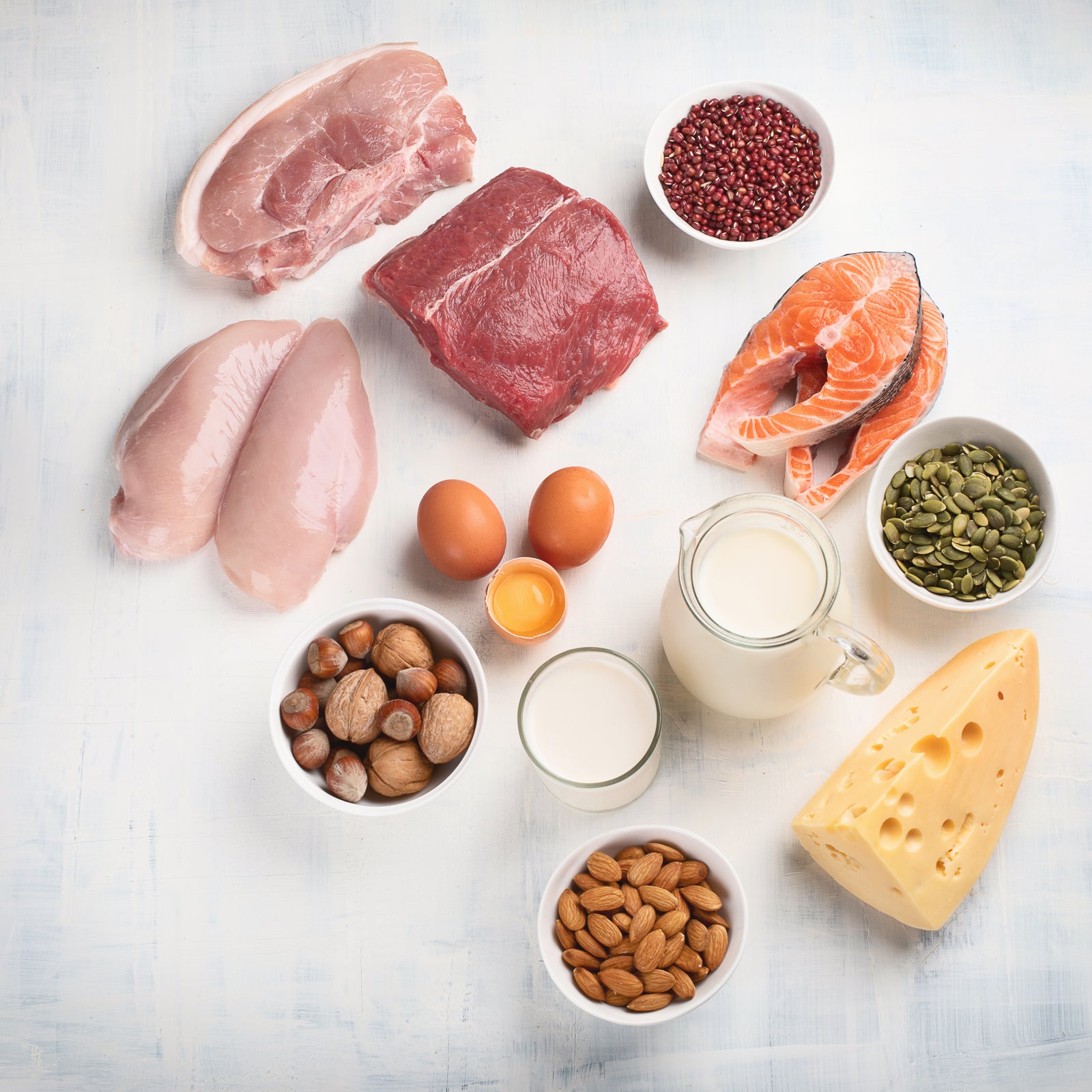 Yüksek proteinli besinler: et, balık, yumurta, süt ürünleri ve baklagiller