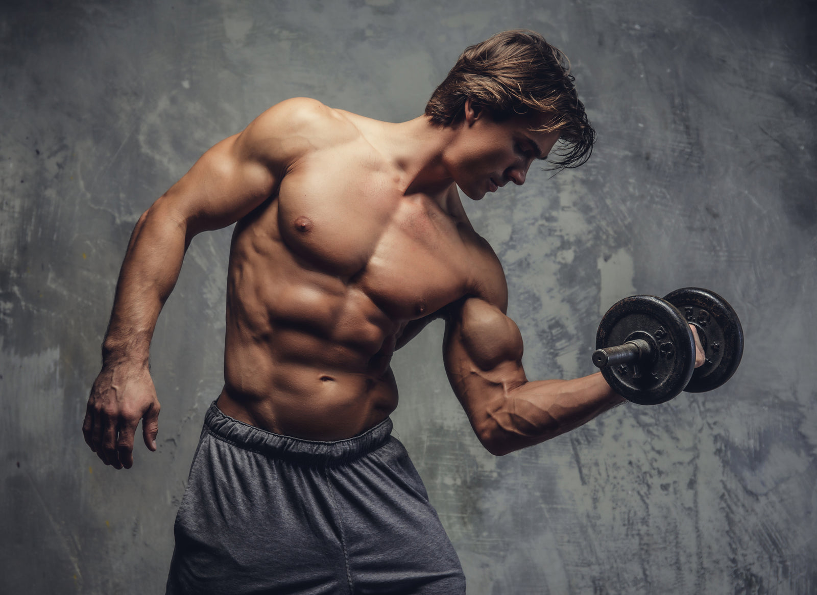 Spor salonunda biceps çalışması yapan sporcu