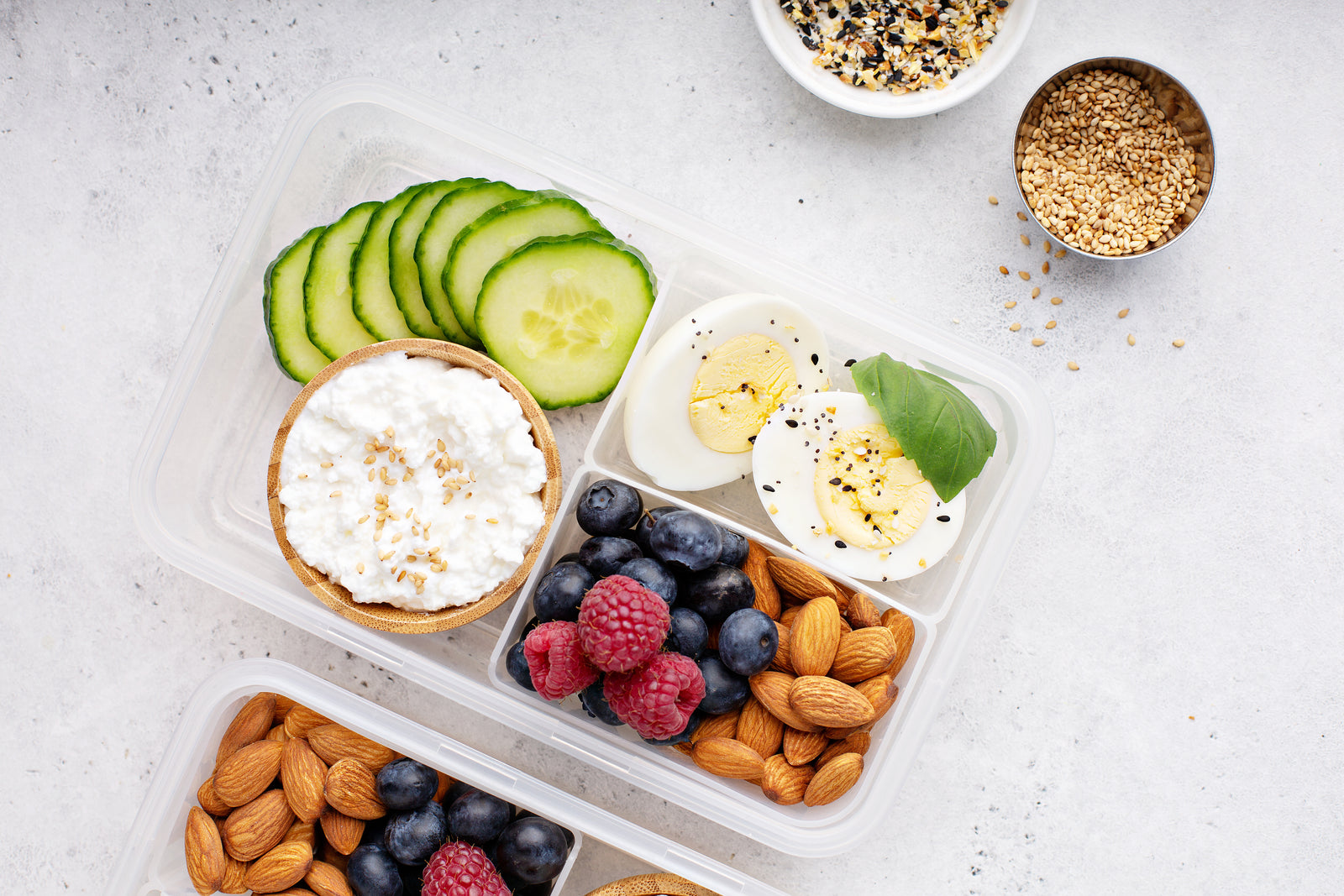 Beslenme kutusunda yüksek proteinli atıştırmalıklar: lor peyniri, kuruyemiş ve yumurta
