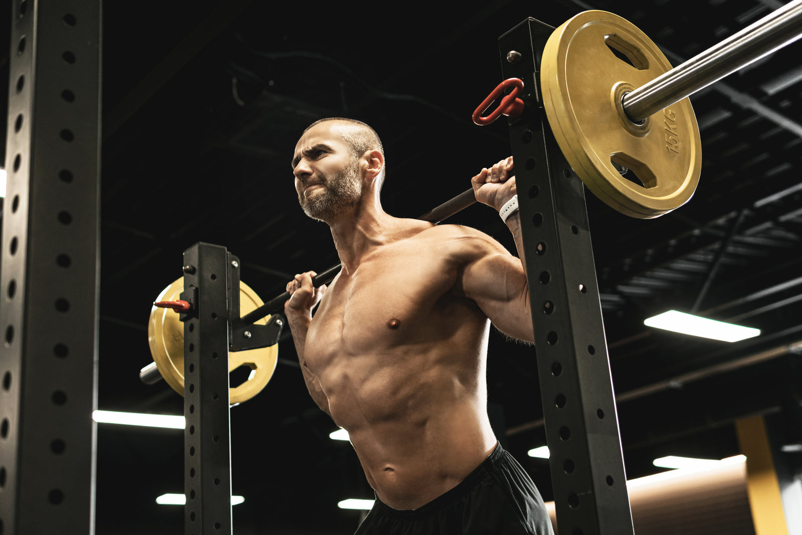 Spor salonunda halterle çalışan vücut geliştirme sporcusu