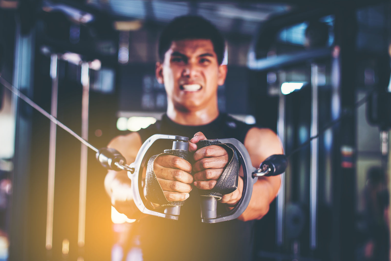 Spor salonunda kablo makinesinde çalışan sporcu