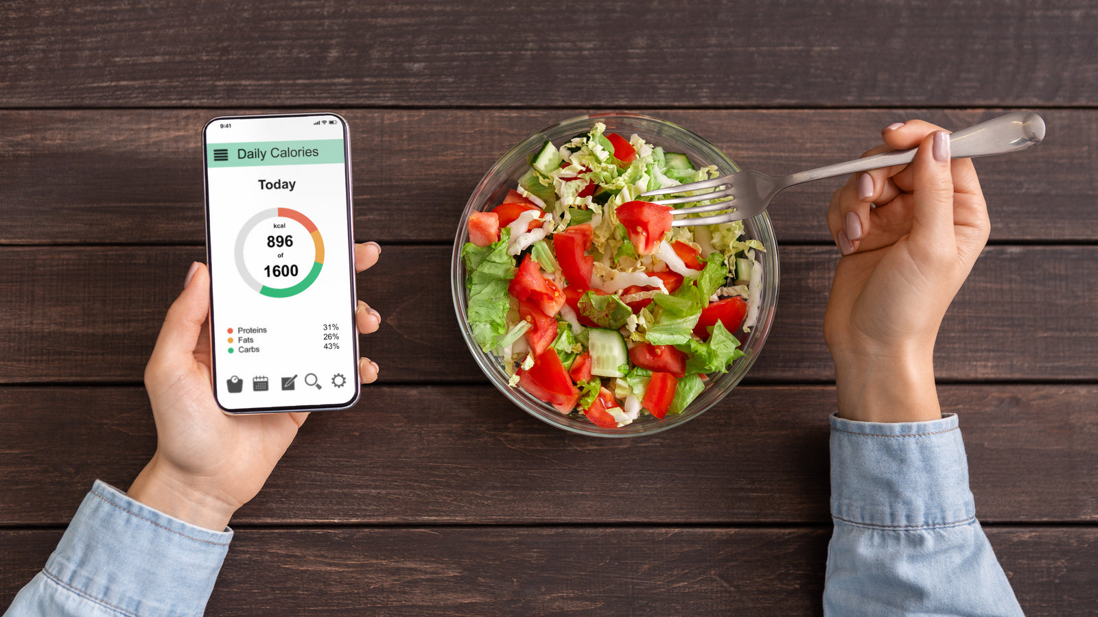 Salata yerken telefondan kalori sayan kişi