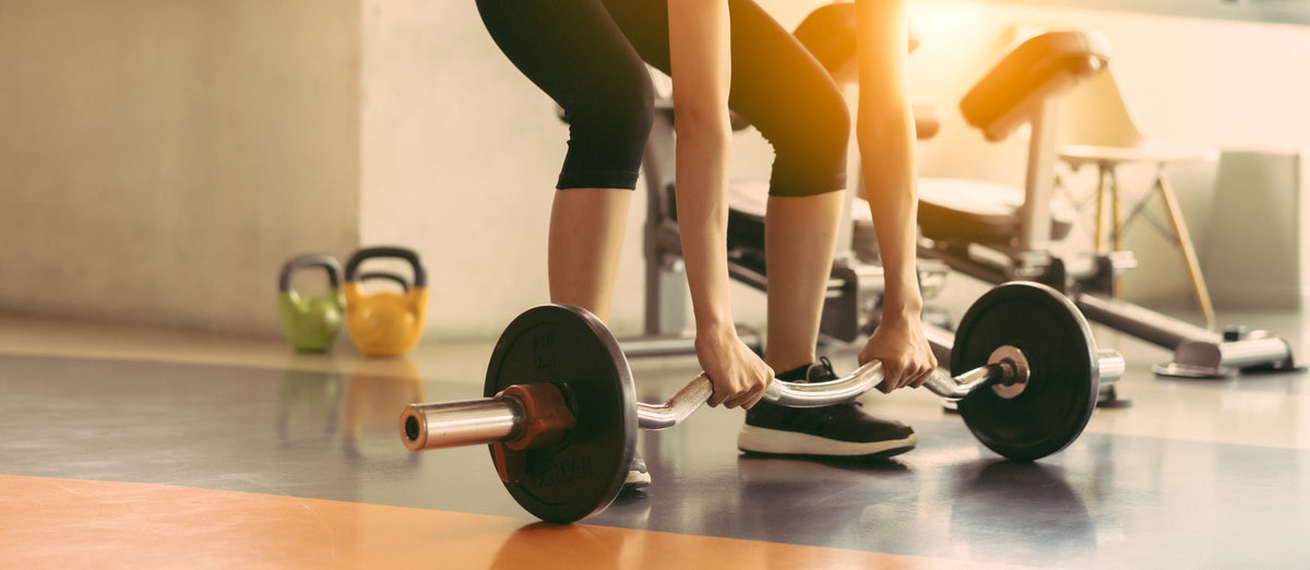 Halterle squat çalışan sporcu, spor salonu