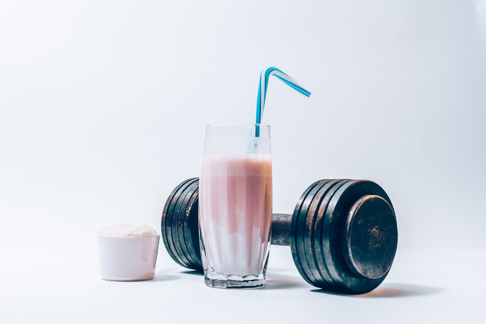 Bardakta protein içeceği ve pipet