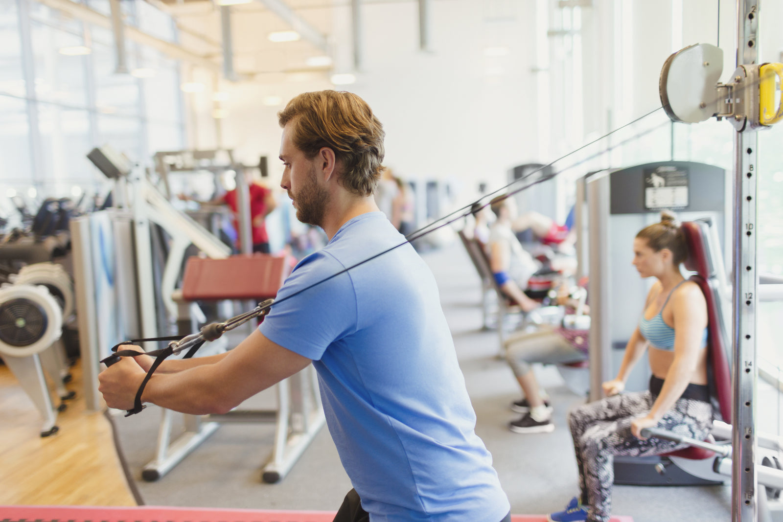 Spor salonunda kablo makinesi kullanan sporcu
