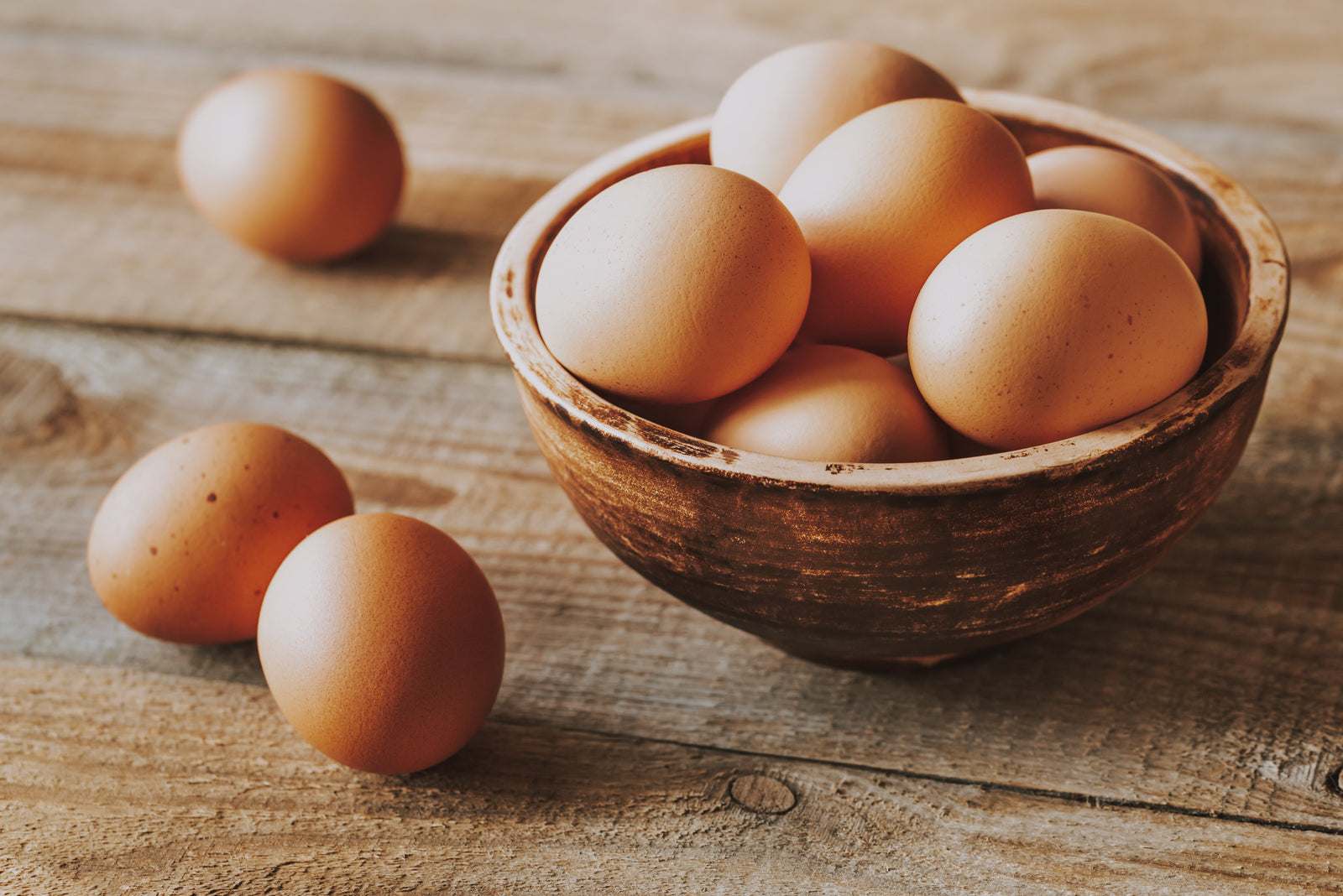 Kase içinde taze tavuk yumurtaları, yüksek proteinli besin kaynağı