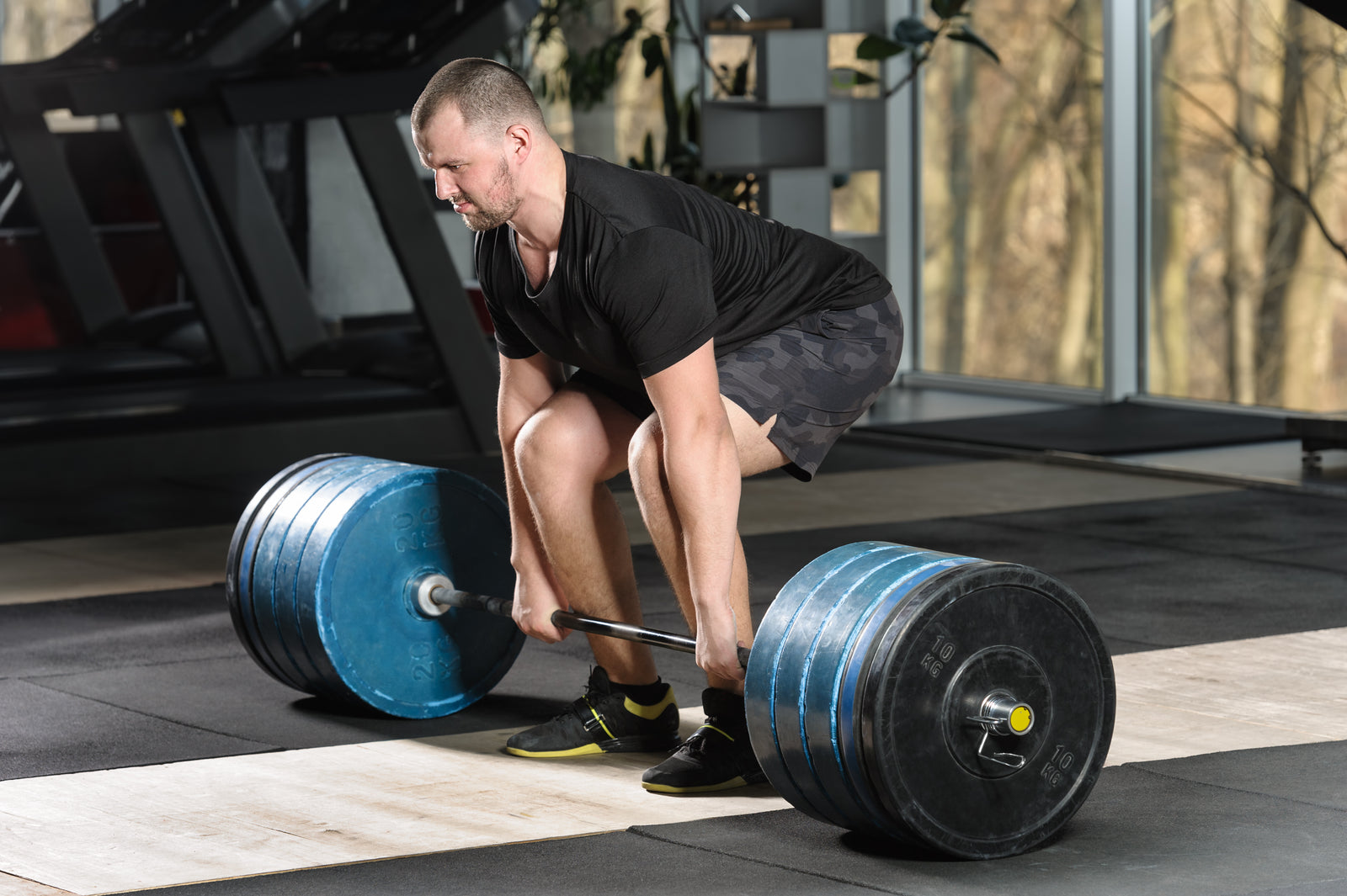 Yerden halter kaldıran sporcu, deadlift