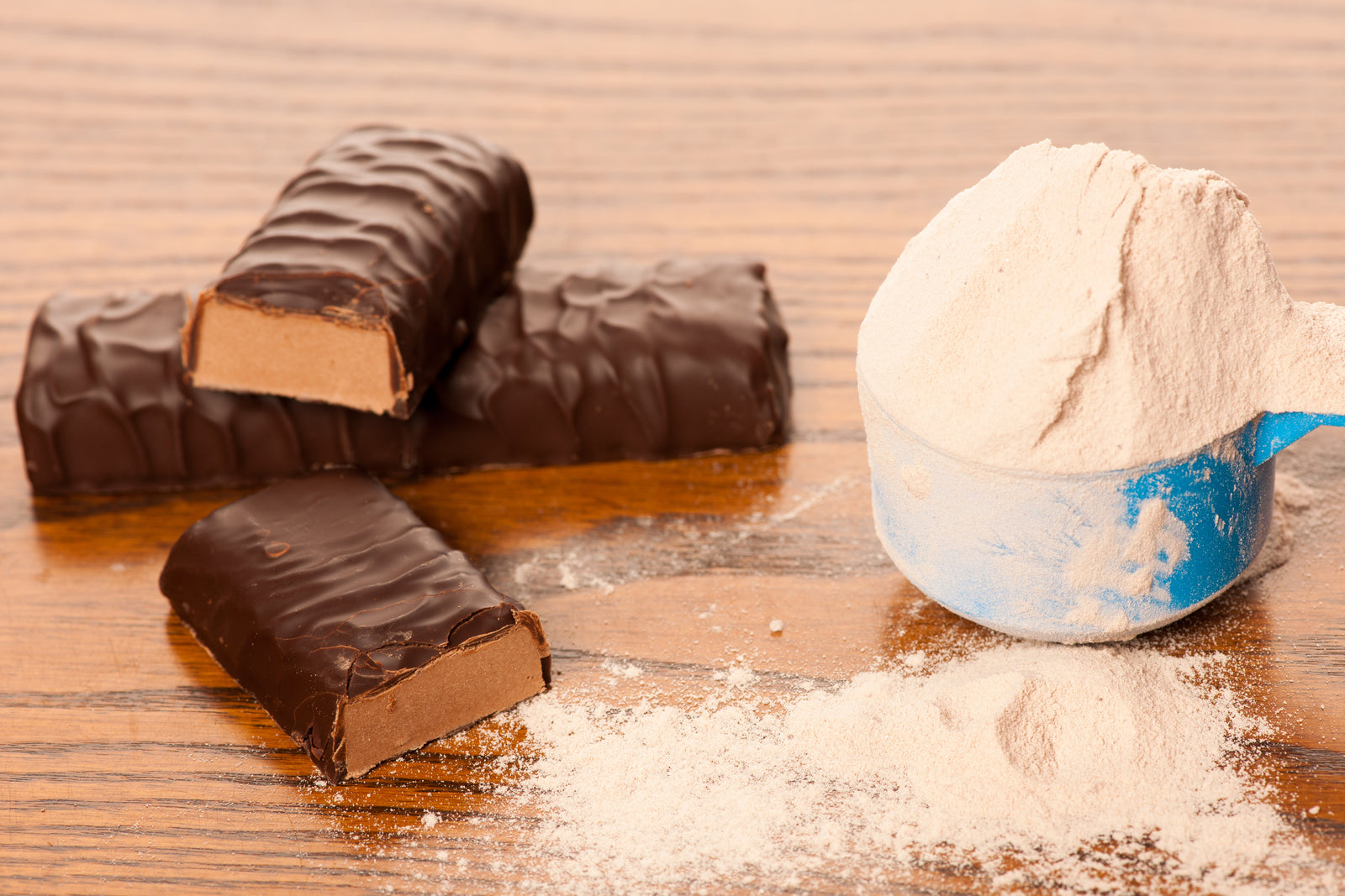 Ölçekte whey protein tozu ve protein bar