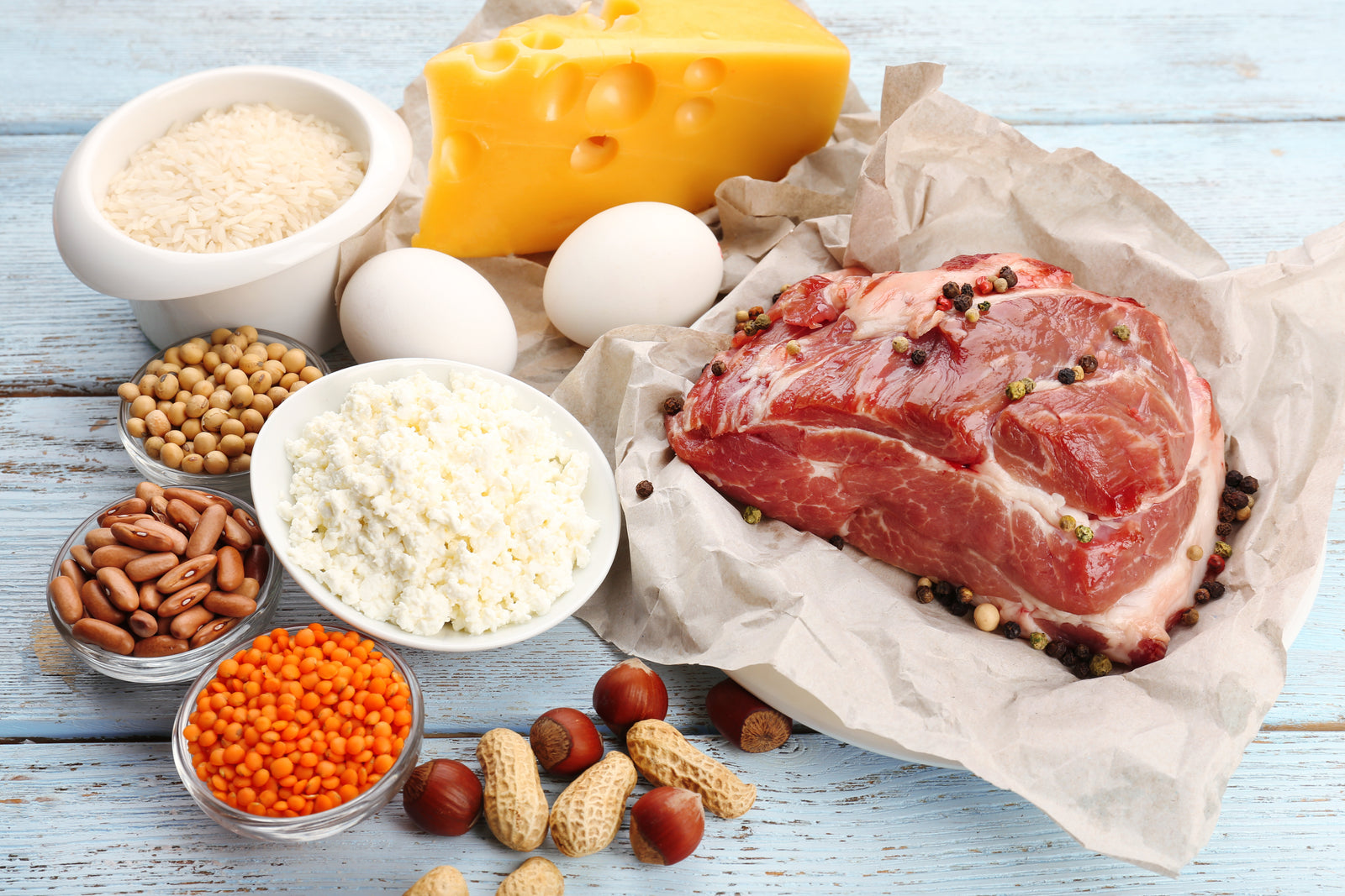 Masada yüksek proteinli besinler: et, balık, yumurta, peynir ve baklagiller