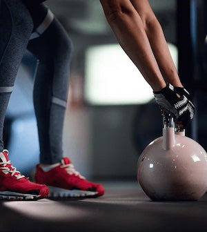 Spor salonunda kettlebell ile çalışan sporcular, yakın çekim