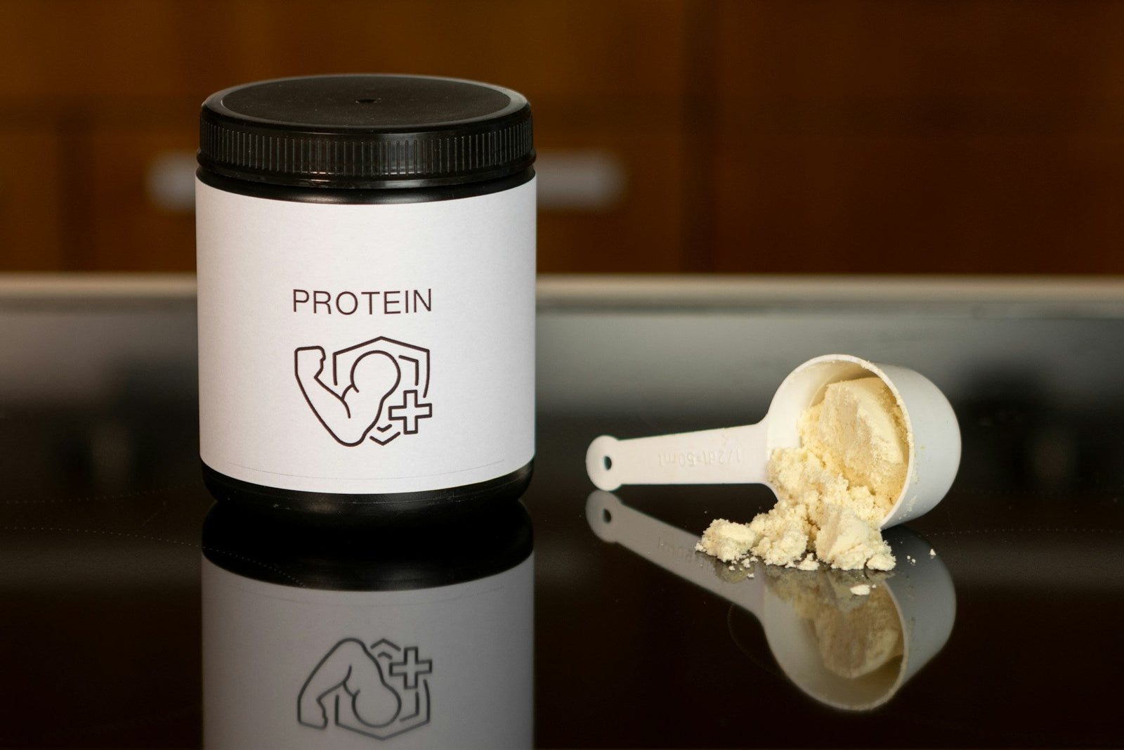 Protein tozu kutusu ve içinde protein tozu bulunan ölçek kaşığı